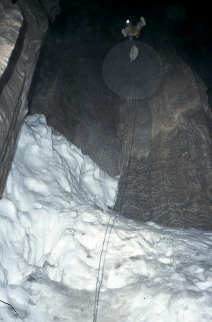 Massa's sneeuw in de AN51, hier aan de voet van de ingangsput