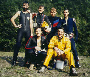 Canyoning in Baskenland: Marc, Micha?a, Kris, Rudi (staande), Paul, Marc (zittend) 