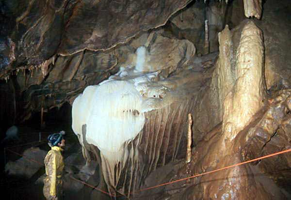 Formations, taped off by means of thin, orange rope