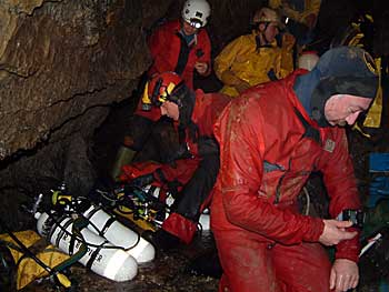 Michel and Jacques are preparing themselves for the dive.