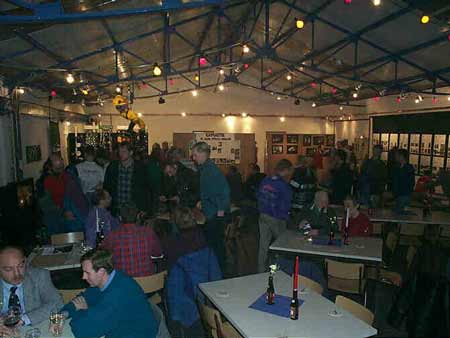 Beeld van de expositieruimte en caf?