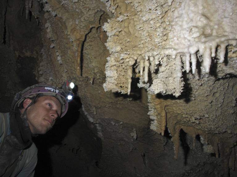 Aragonietconcreties in Galerie Jerom, horizontaal geblazen door de hevige tocht