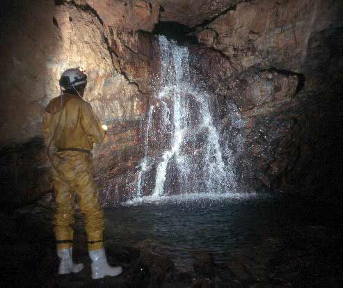 De "Rio Nostradamus" stort zich omlaag via een 4 meter hoge waterval