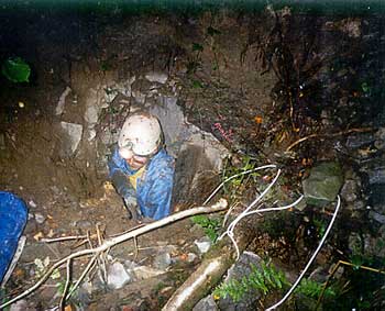 This is how new caves are found... Patrick, digging (Okt. 1995)