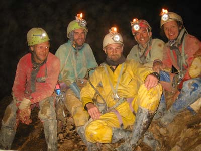 Euphorie tijdens de ontdekking van salle du Lapiaz (foto genomen bovenop de "Baraque fraiture") - (Erik, Rudi, Mark, Paul, Annette)