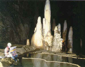 Joker "Strauss" reads the MAKRO-magazine at -500m in  Gouffre Berger